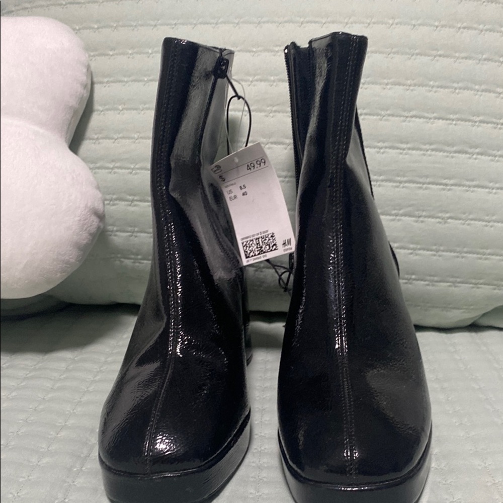 NWT Fashion black ankle boots with block heel